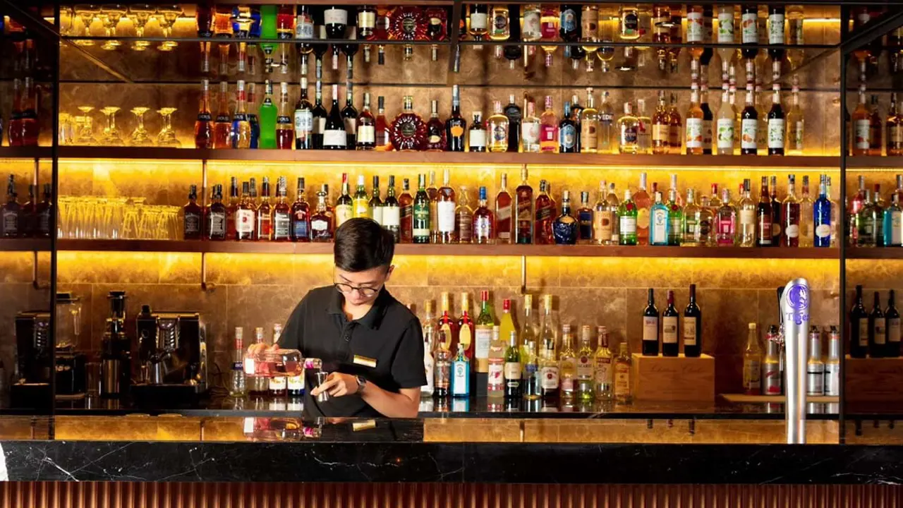 Flower Garden Hotel Bar