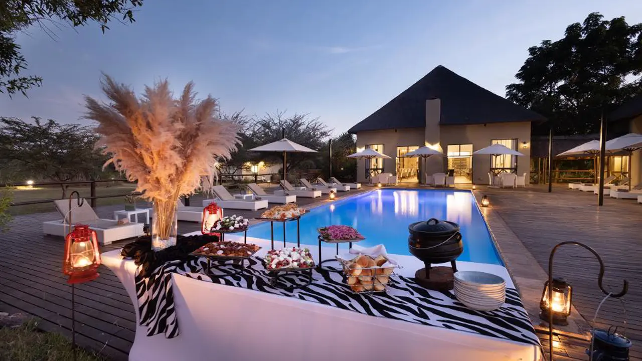 Safari Plains Outdoor Dining 3