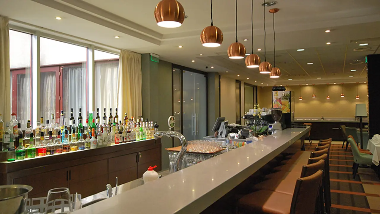 Lions Garden Bar 09